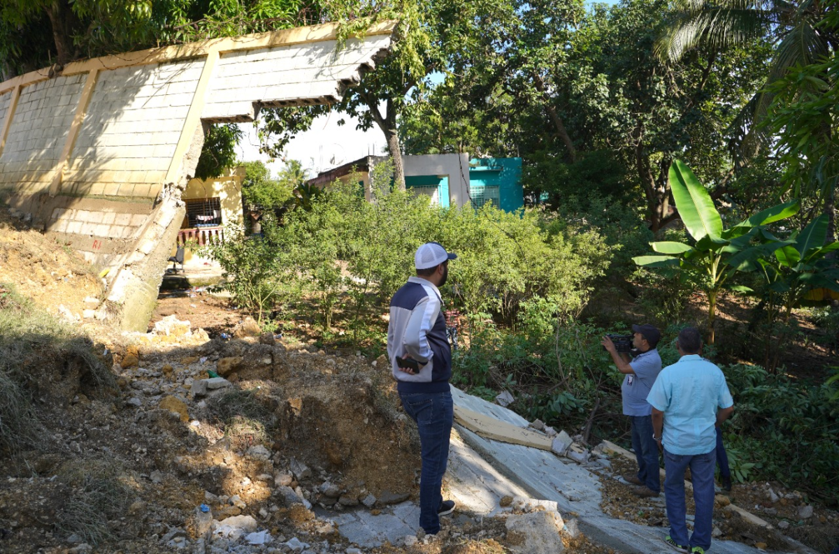  imagen Pared totalmente destruida en una Escuela por las lluvias ocasionadas el viernes pasado. 
