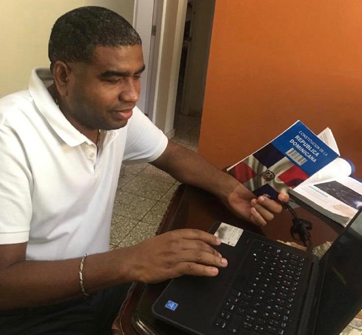  imagen El docente Jos&eacute; Leandro Goris Solando, del liceo Jaime Molina Mota, perteneciente al Distrito Educativo de Villa Tapia 