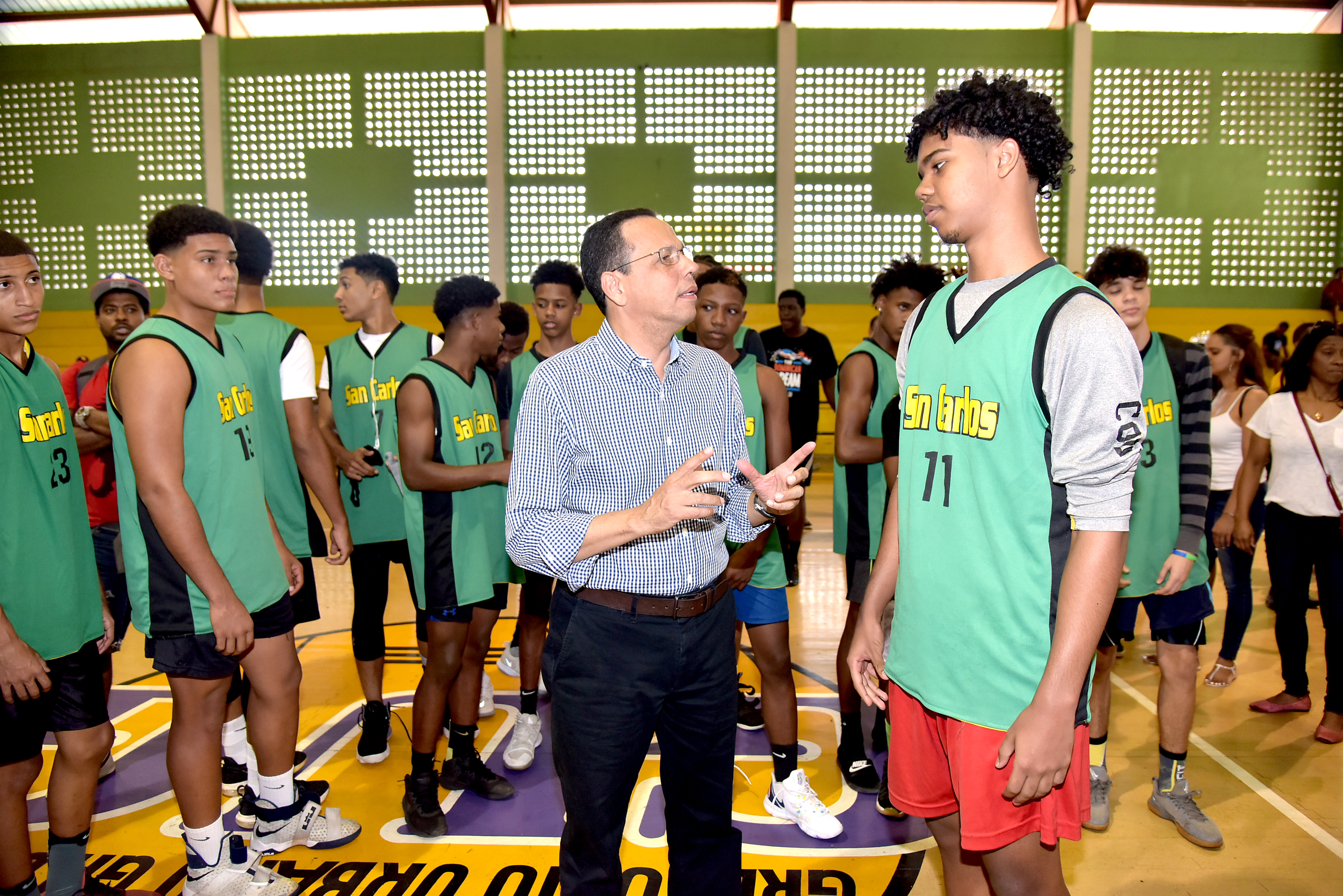  imagen Ministro de Educaci&oacute;n, Antonio Pe&ntilde;a Mirabal, conversa con un joven atleta del club GUG. 