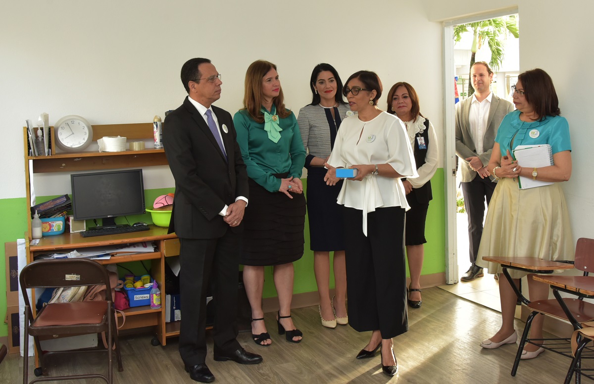  imagen Al encabezar un izamiento de la Bandera Nacional en la Escuela de Educaci&oacute;n Especial Dulce Milagros, adscrita a la Fundaci&oacute;n Nido de &Aacute;ngeles, Pe&ntilde;a Mirabal salud&oacute; la gran tarea que desarrolla la referida instituci&oacute;n por ni&ntilde;os y ni&ntilde;as que padecen de alg&uacute;n tipo de discapacidad.
&nbsp; 