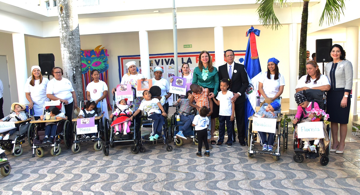  imagen Al encabezar un izamiento de la Bandera Nacional en la Escuela de Educaci&oacute;n Especial Dulce Milagros, adscrita a la Fundaci&oacute;n Nido de &Aacute;ngeles, Pe&ntilde;a Mirabal salud&oacute; la gran tarea que desarrolla la referida instituci&oacute;n por ni&ntilde;os y ni&ntilde;as que padecen de alg&uacute;n tipo de discapacidad.
&nbsp; 