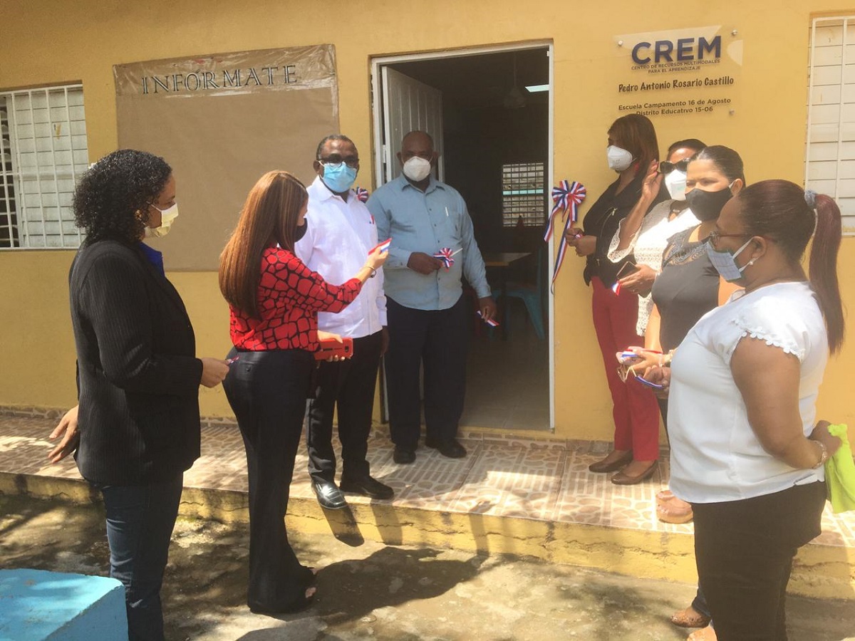  imagen El director de la Regional de Educaci&oacute;n 15 de Santo Domingo lll, Francisco De la Cruz Disla, participa en la inauguraci&oacute;n del Centro de Recursos Multimodales para el Aprendizaje (CREM), el cual se desarrolla en el marco de La Estrategia de Formaci&oacute;n Continua Centrada en la Escuela (EFCCE) del Instituto Tecnol&oacute;gico de Santo Domingo (INTEC). 