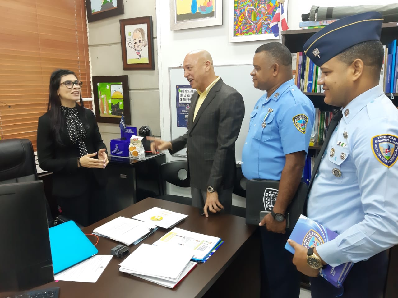  imagen Director general de Comunicaciones y Relaciones P&uacute;blicaso del MINERD, Director de la Polic&iacute;a Escolar, Giovanny Gil, junto a&nbsp;la directora Nacional de Ni&ntilde;as, Ni&ntilde;os y Adolescentes de la Procuradur&iacute;a General de la Rep&uacute;blica, magistrada Olga Din&aacute; Llaver&iacute;as. 