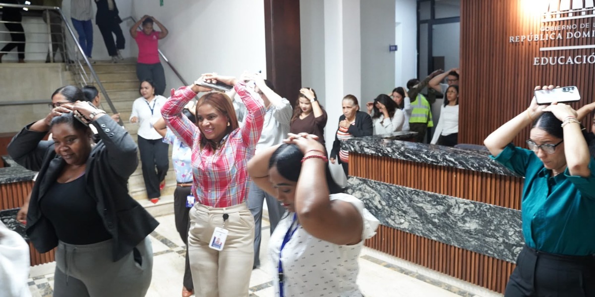  imagen Personal del MINERD participando en el&nbsp;&nbsp;Simulacro Nacional de Evacuaci&oacute;n por Terremoto 2026&nbsp; 
