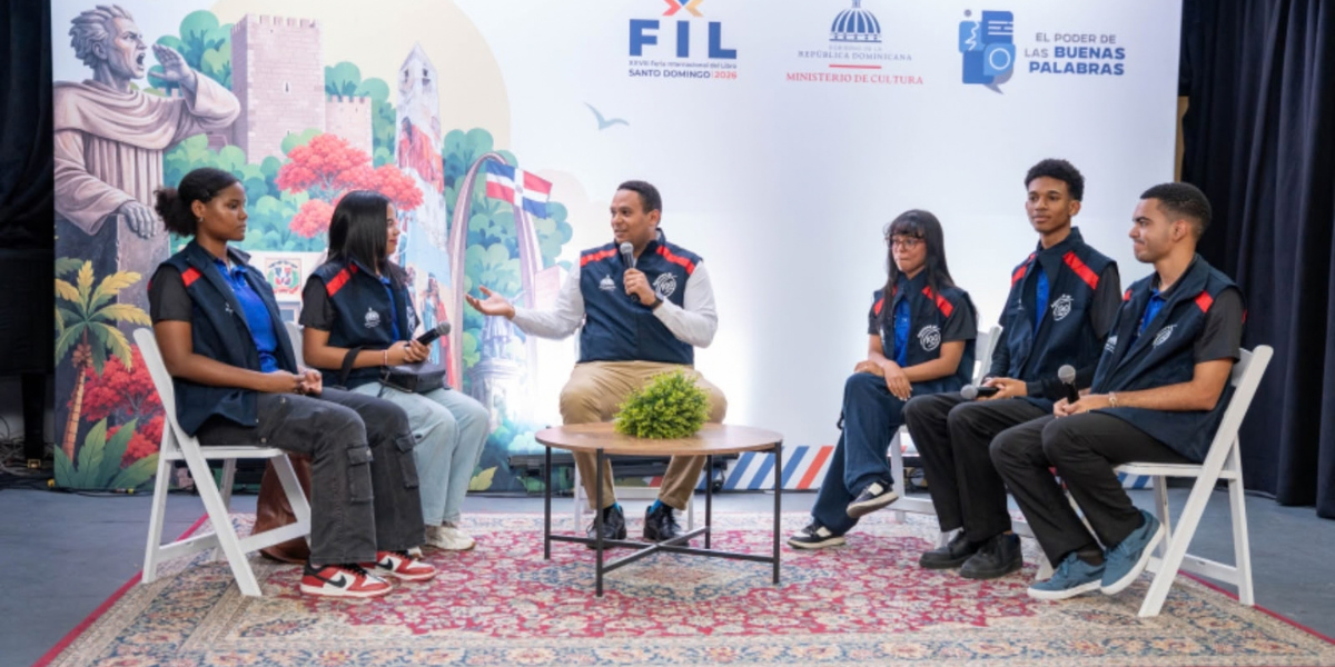  imagen Estudiantes participando en&nbsp;el panel &ldquo;Un libro, una misi&oacute;n&rdquo;, en la Feria Internacional del Libro Santo Domingo 2026. 