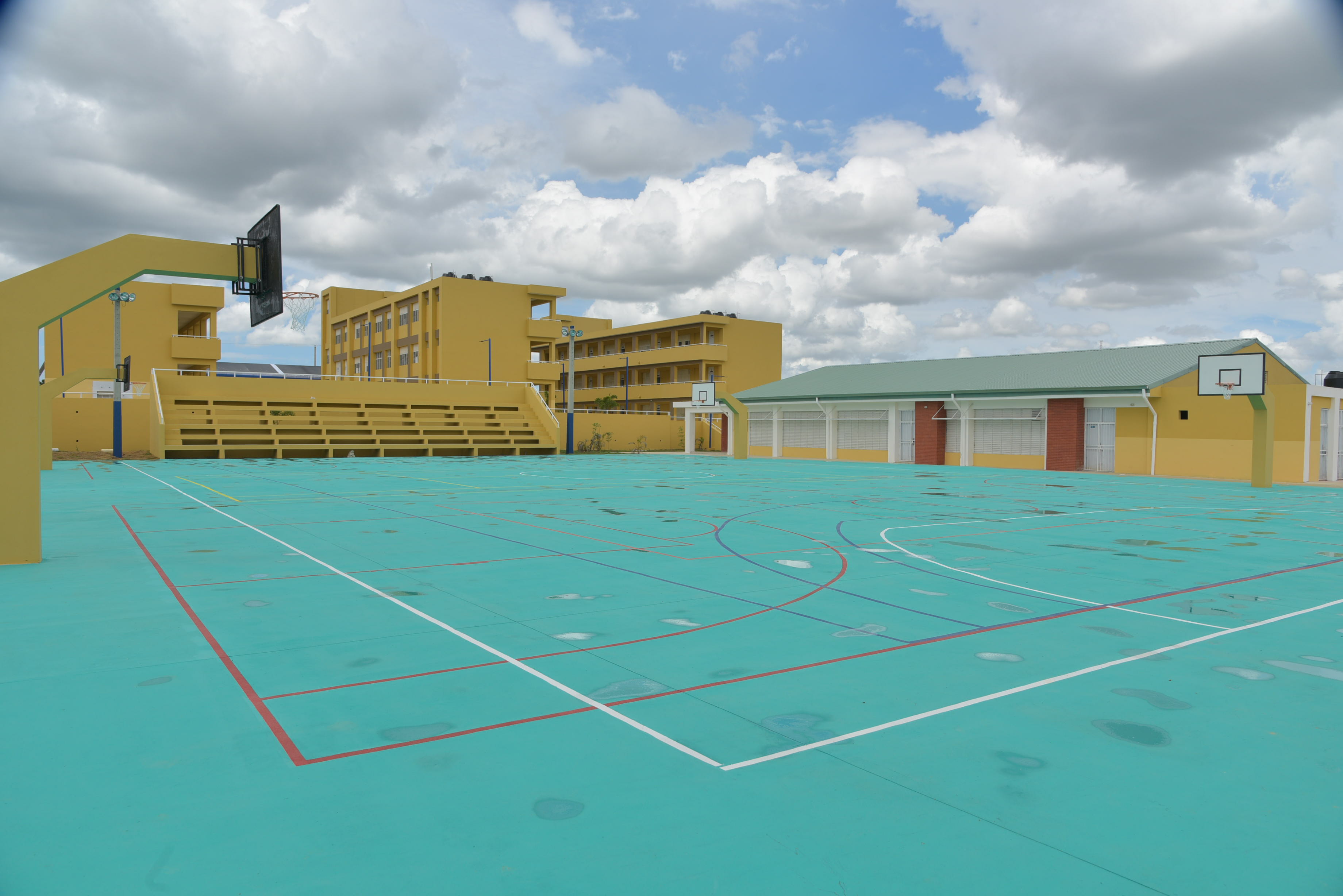  imagen Presidente Danilo Medina junto al Ministro de Educaci&oacute;n Antonio Pe&ntilde;a Mirabal y otras personalidades, corta cinta en acto de inauguraci&oacute;n. 