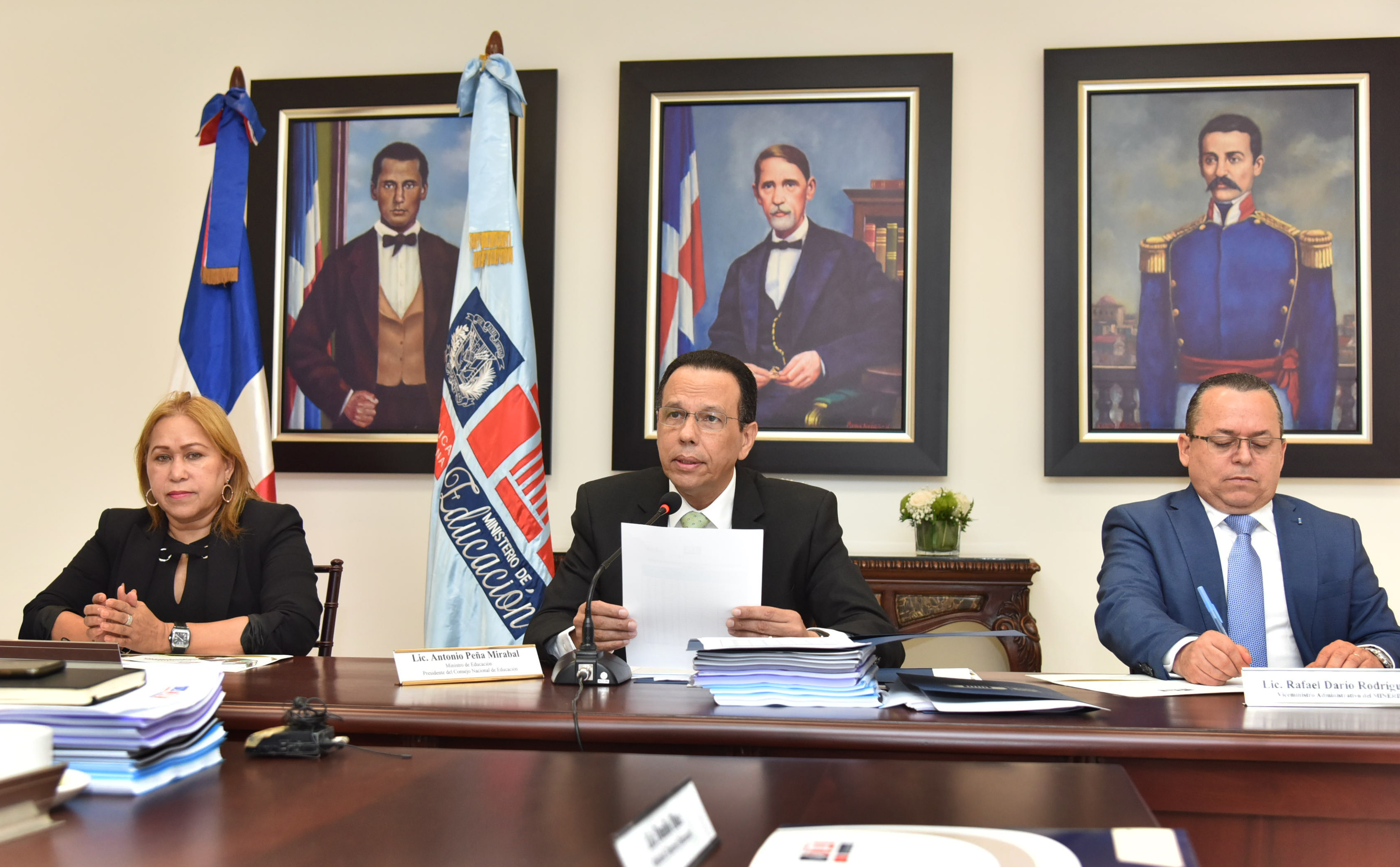  imagen Sentados a la mesa, en el centro Ministro Pe&ntilde;a Mirabal junto a dem&aacute;s personalidades durante sesi&oacute;n. 