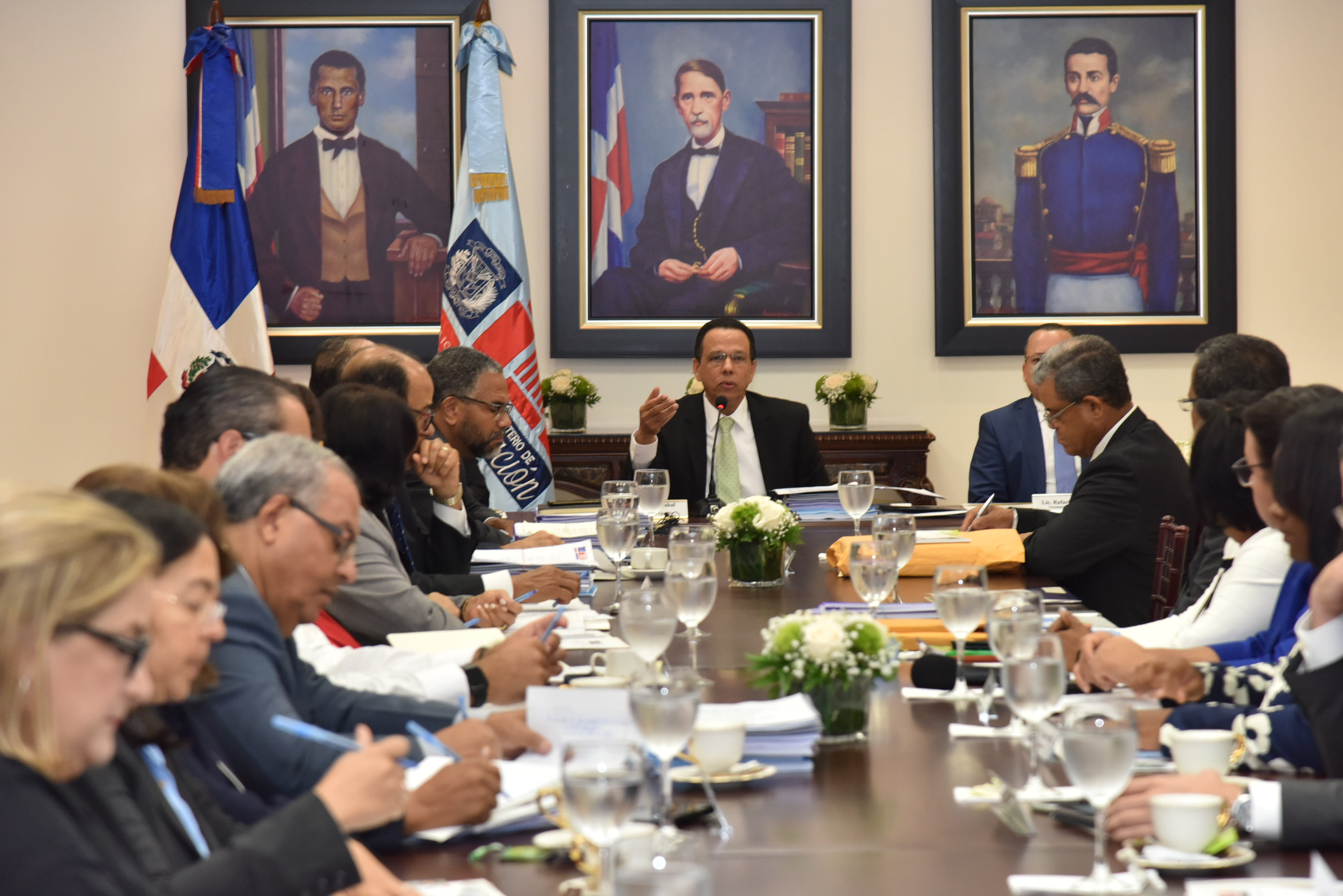  imagen Sentados a la mesa, en el centro Ministro Pe&ntilde;a Mirabal junto a dem&aacute;s personalidades durante sesi&oacute;n. 