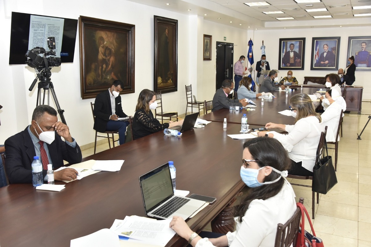  imagen La comisi&oacute;n, encabezada por el director de Gabinete del Ministerio de Educaci&oacute;n, Henry Santos, acord&oacute; reunirse en una nueva ocasi&oacute;n para continuar el an&aacute;lisis del protocolo a utilizar en los centros educativos p&uacute;blicos y privados a nivel nacional que garantizar&aacute; la seguridad sanitaria de la comunidad educativa.
&nbsp; 