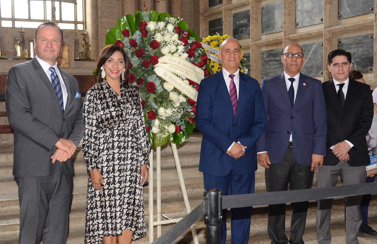  imagen Henry Santos, director del Gabinete del Minerd; Jorge Luis Moronta, director Administrativo, viceministro de Educaci&oacute;n, Luis de Le&oacute;n y Sara Mer&aacute;n, directora de Cultura. 