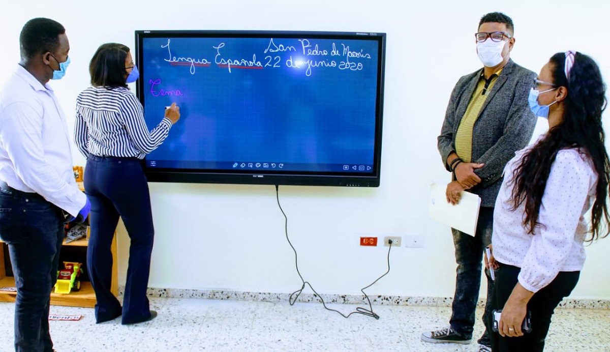  imagen MINERD contin&uacute;a entrega de pizarras digitales en San Pedro de Macor&iacute;s 