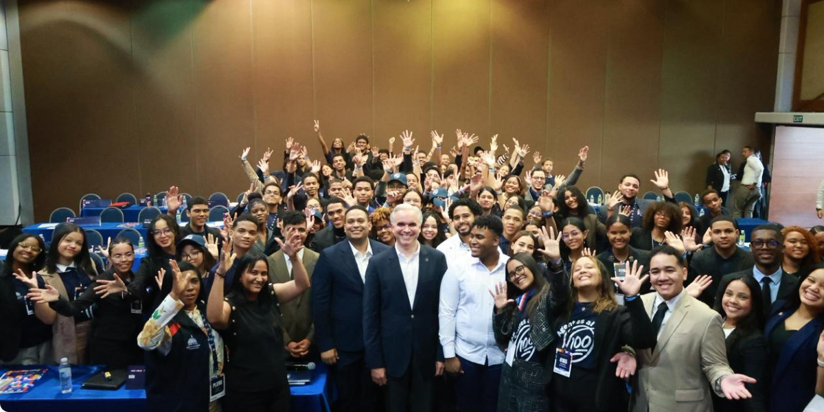  imagen Ministro de educaci&oacute;n comparte con estudiantes&nbsp; 