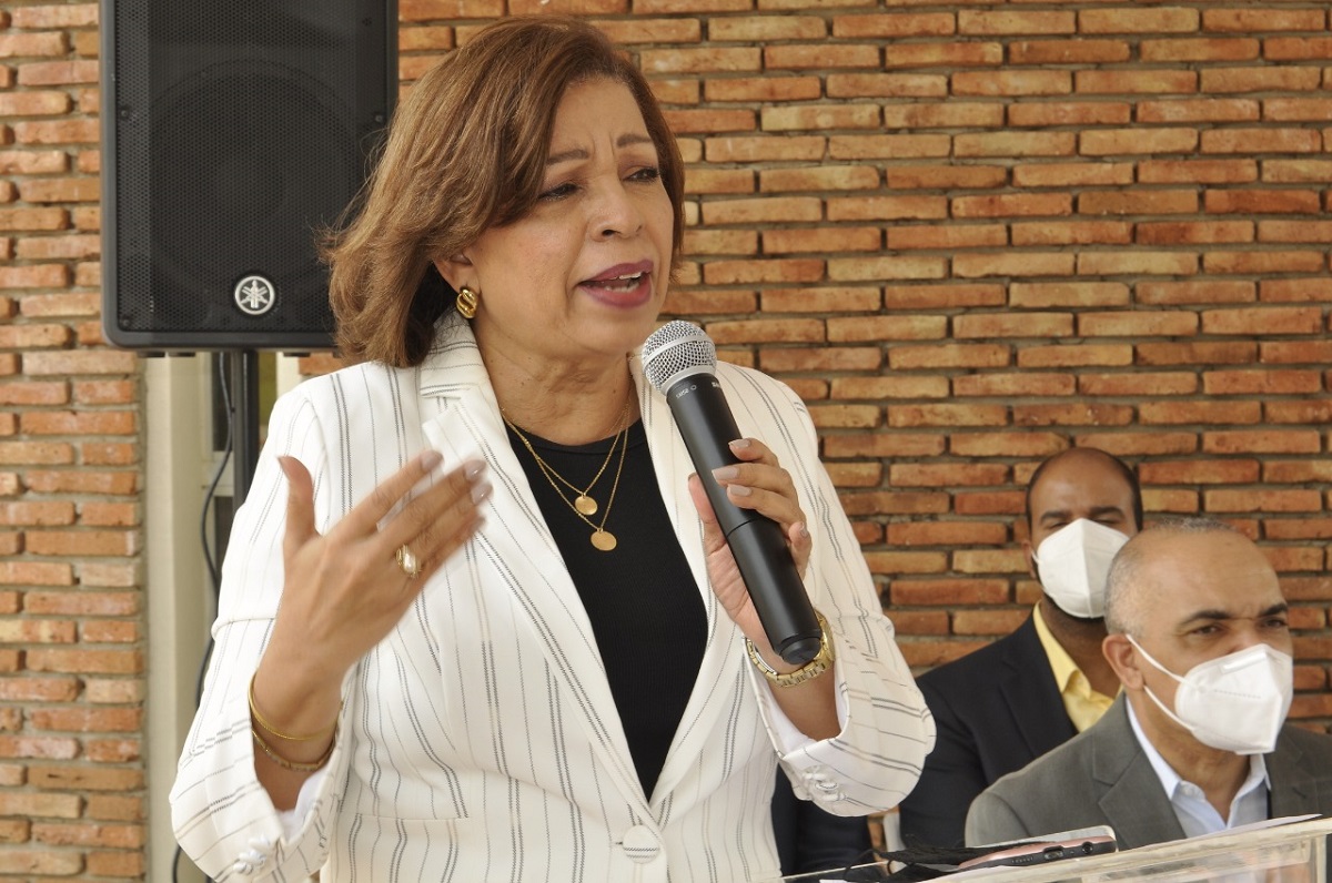  imagen La directora Regional, Marieta D&iacute;az, valor&oacute; como trascendental para el &eacute;xito del presente a&ntilde;o escolar la dotaci&oacute;n de esos equipos.&nbsp;
&nbsp; 