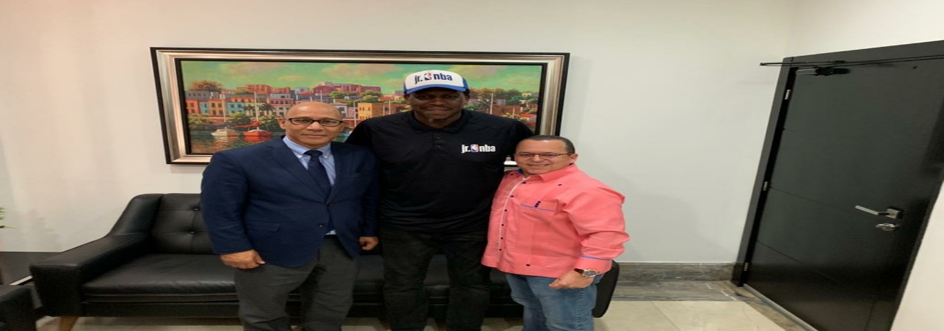  imagen Funcionarios del MINERD posan con ex NBA 