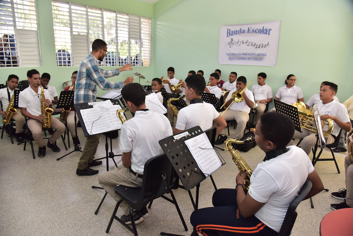  imagen Estudiantes del Polit&eacute;cnico El Corozo de Moca toman clases de m&uacute;sica con diferentes clases de instrumentos, fortaleciendo y aprendiendo nuevas aptitudes art&iacute;sticas. 