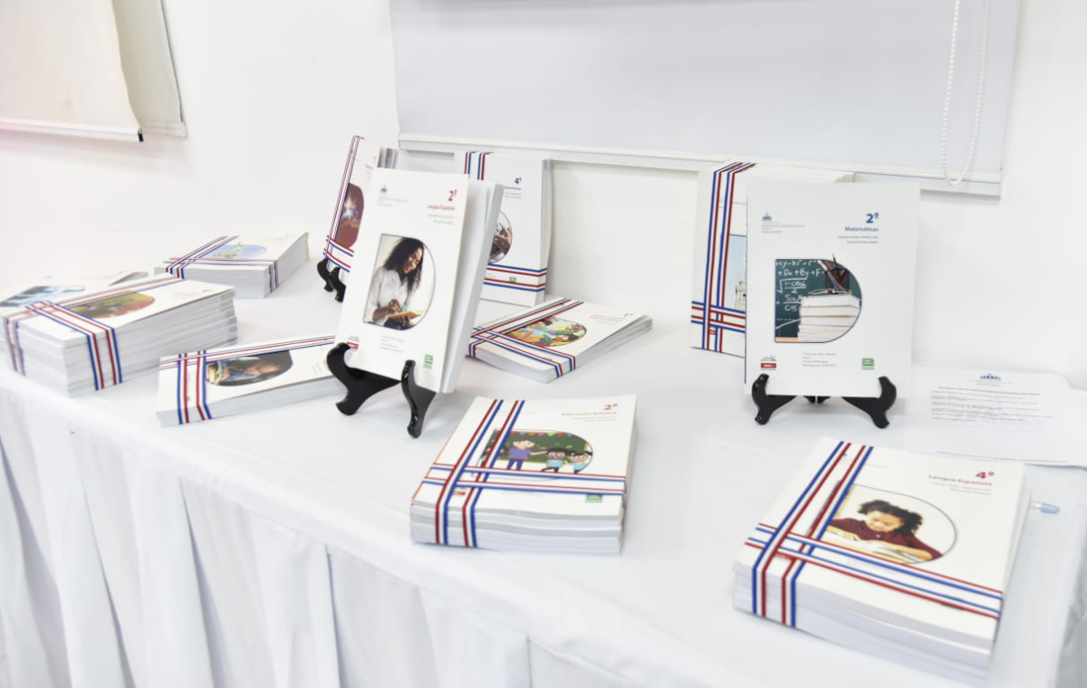  imagen Ministro de Educaci&oacute;n, &Aacute;ngel Hern&aacute;ndez recibe libros de textos en presencia de autoridades educativas.&nbsp; 