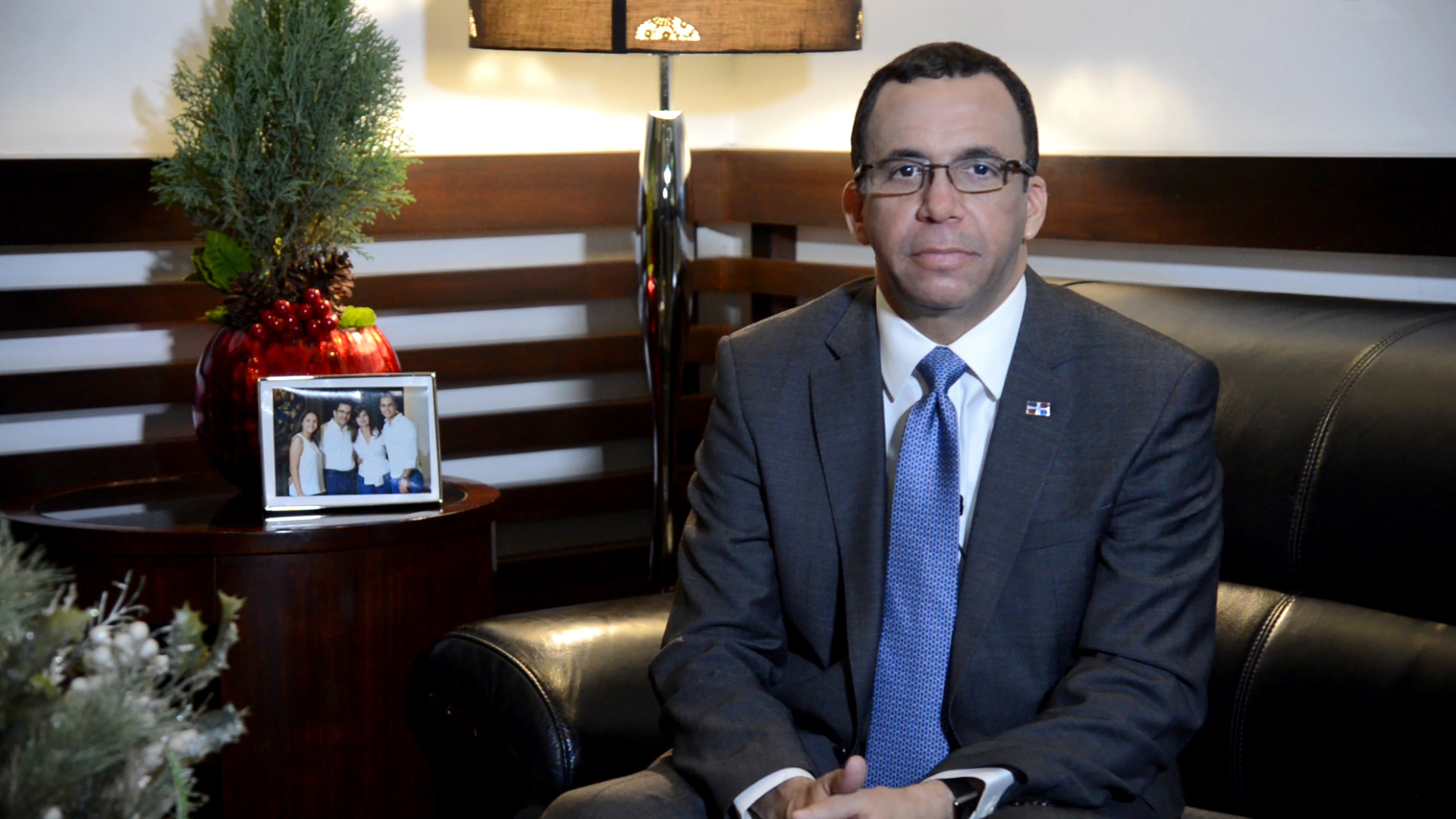  imagen Ministro Andr&eacute;s Navarro de pie junto al presidente Danilo Medina, Vicepresidenta de la Rp&uacute;blica&nbsp; y autoridades de Esado recorriendo intalaciones de Rep&uacute;blica Digital Educaci&oacute;n 