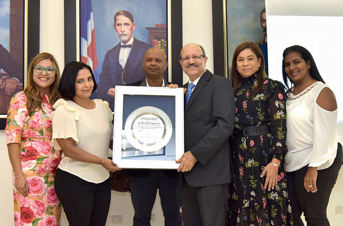  imagen Presidente Danilo Medina ha invertido m&aacute;s de RD$100 MM de pesos en alimentaci&oacute;n escolar en &uacute;ltimos 7 a&ntilde;os impacta casi 75% de la matr&iacute;cula 