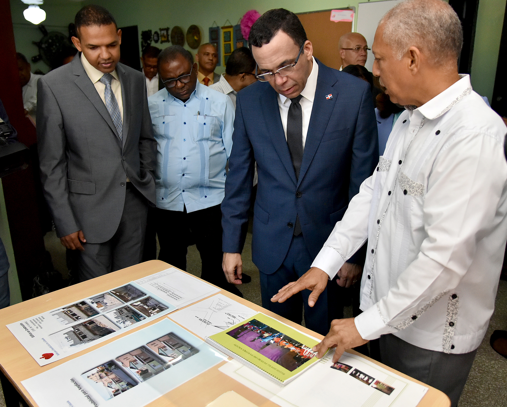  imagen Ministro Andr&eacute;s Navarro y director de INDARTE&nbsp; sentados firmando acuerdo de cooperaci&oacute;n para promover el arte en las escuelas de Capotillo&nbsp; 
