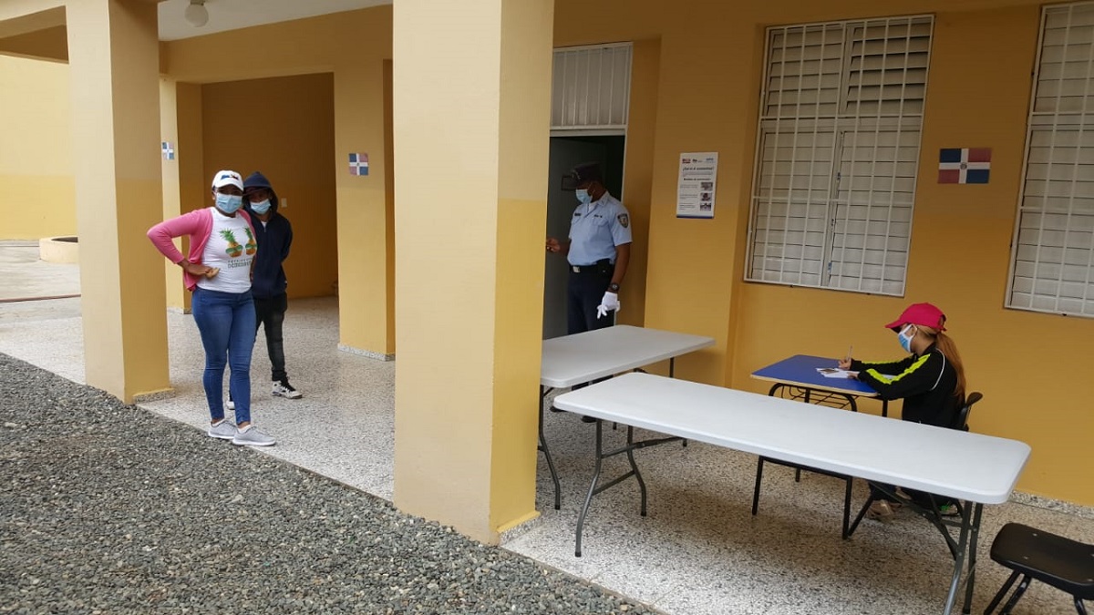  imagen El proceso estuvo encabezado por la directora del centro profesora Nancy Medina, acompa&ntilde;ada de personal administrativo, miembros de la Polic&iacute;a Escolar y de la Asociaci&oacute;n de Padres, Madres y Amigos de la Escuela (APMAE), quienes mostraron su satisfacci&oacute;n de poder entregar los alimentos en un ambiente de completo orden en el que se respet&oacute; el protocolo establecido por las autoridades de salud para evitar la propagaci&oacute;n del COVID-19.
&nbsp; 
