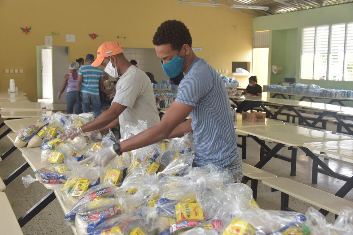  imagen Personal del MINERD entregando las raciones alimenticias 