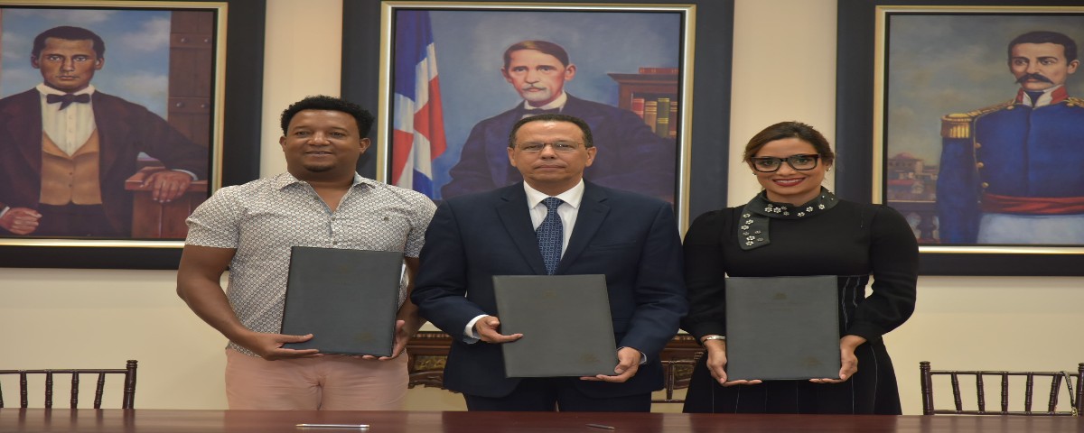  imagen Firmado de convenio entre el ministro de Educaci&oacute;n, Antonio Pe&ntilde;a Mirabal y el presidente de la fundaci&oacute;n, el ex astro de Grandes Ligas, Pedro Mart&iacute;nez. 