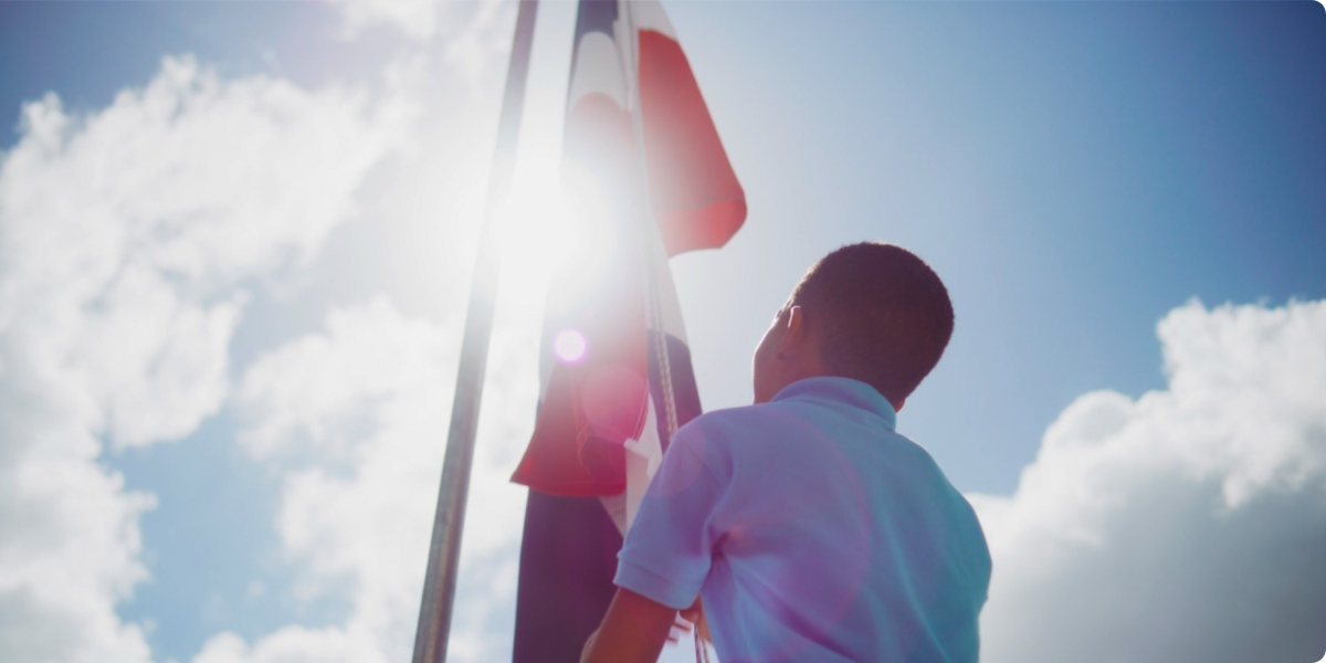  imagen Estudiante iz&oacute; la bandera nacional 
