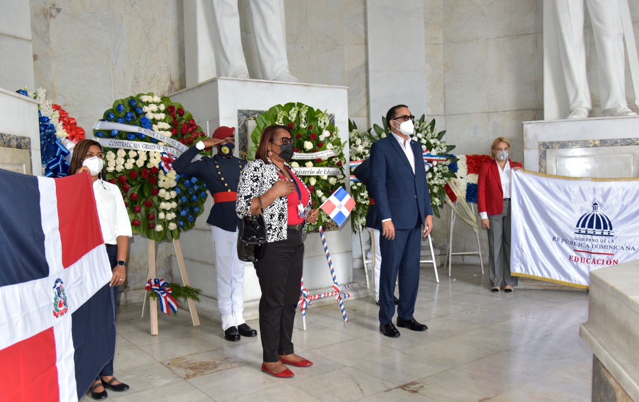 imagen Una delegaci&oacute;n del Minerd, encabezada por el director general de Cultura, el escritor Luis R. Santos, represent&oacute; al ministro de Educaci&oacute;n, Roberto Fulcar.
&nbsp; 