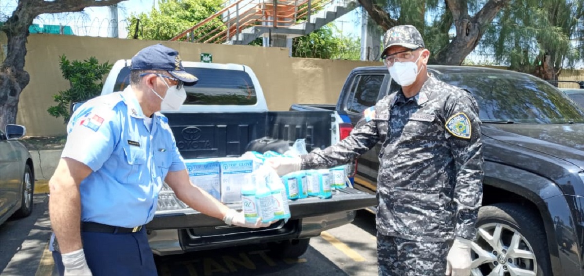  imagen Agentes policia escolar distribuyen kits 