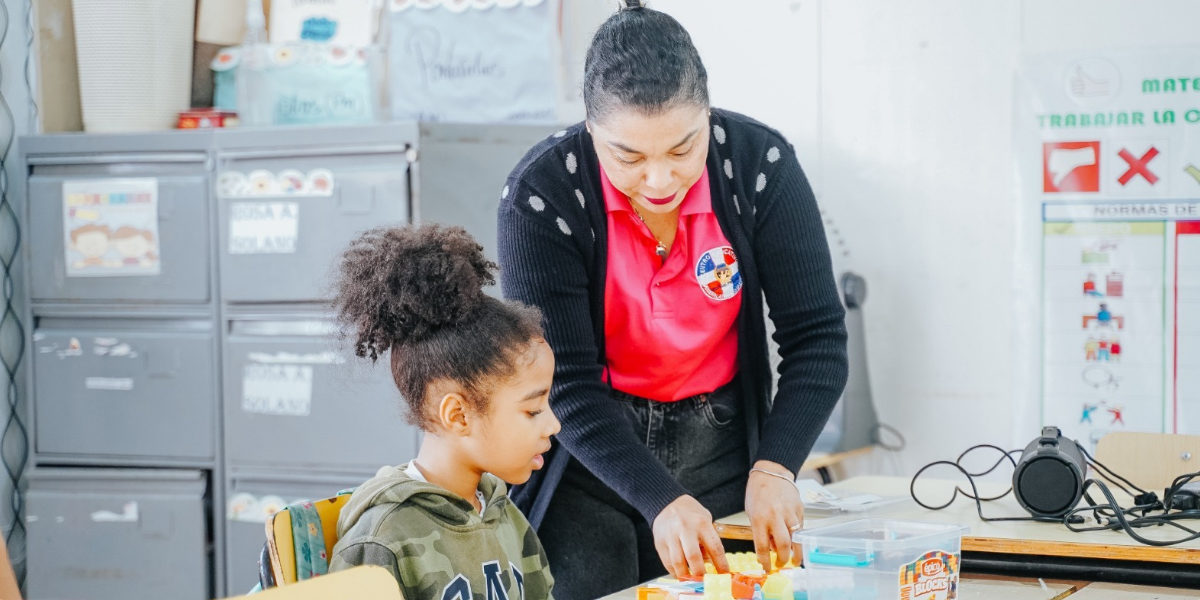  imagen Maestra impartiendo clases&nbsp; 