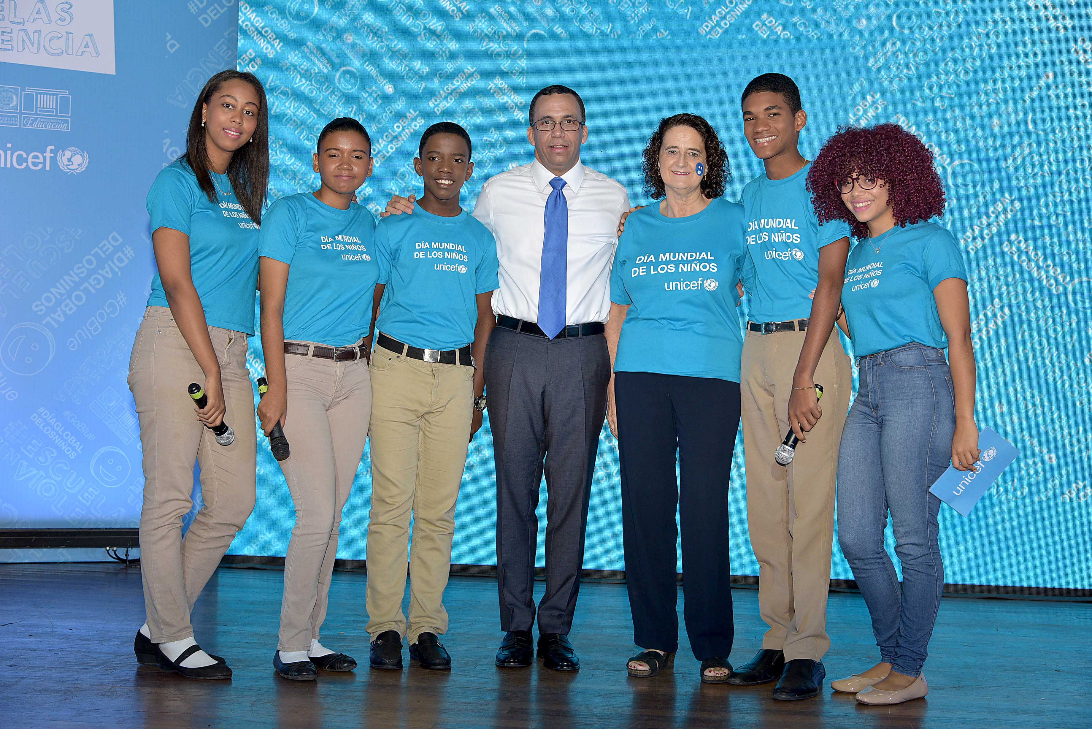  imagen Ministro Andr&eacute;s Navarro de pie en tarima junto a estudiantes tomandose una selfie 