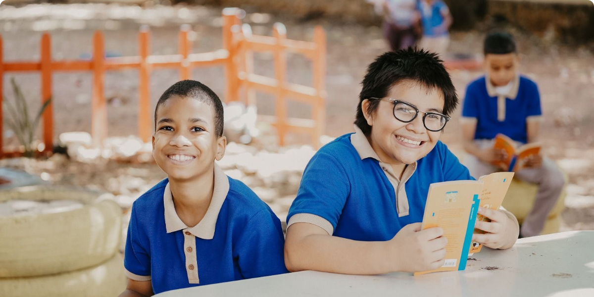  imagen Fotos de estudiantes sonriendo sentados en el recreo 