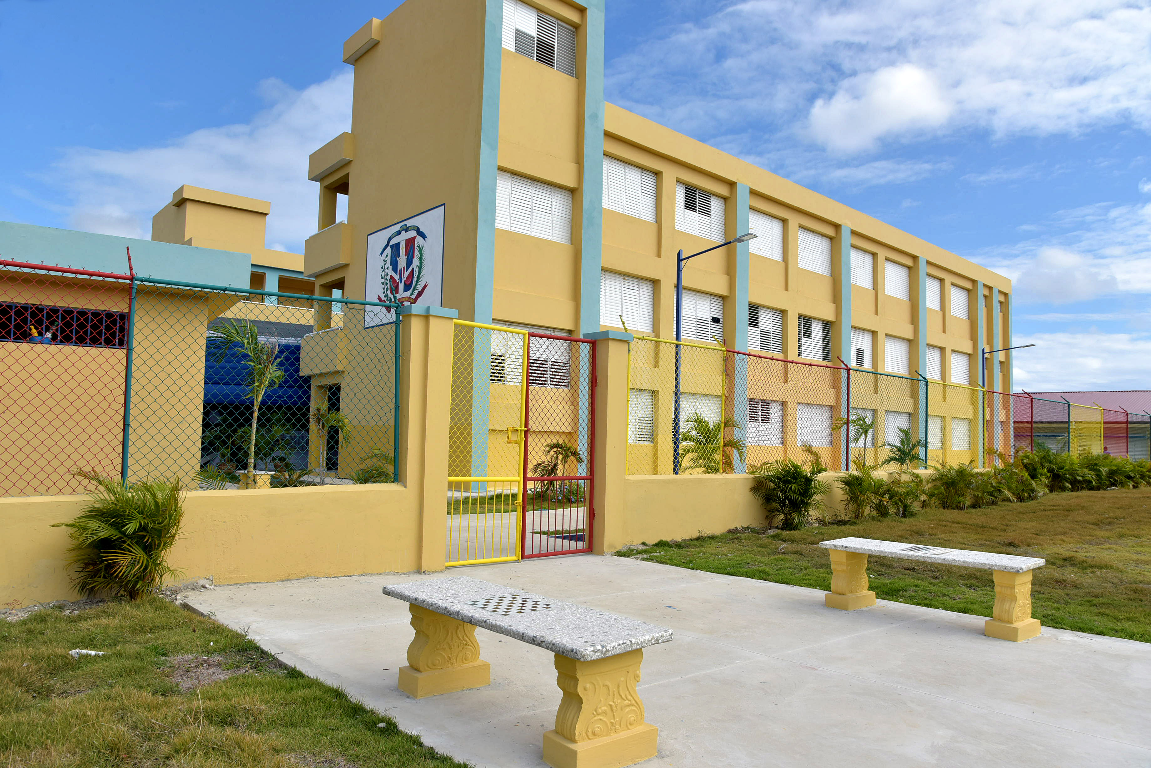  imagen Presidente Danilo Medina de pie cortando cinta acompa&ntilde;ado del ministro Antonio Pe&ntilde;a Mirabal y demas autoridades educativas&nbsp; 