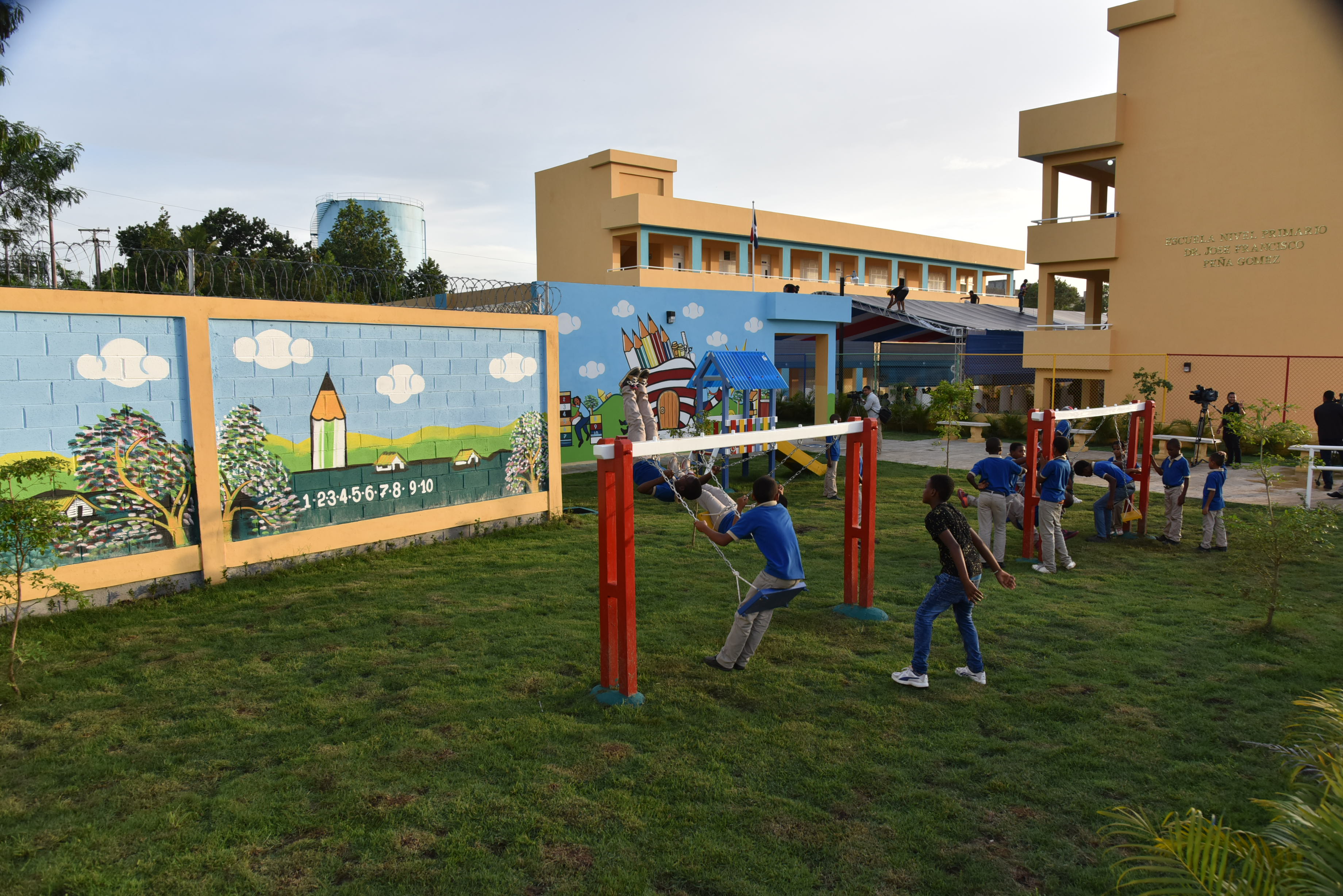  imagen Presidente Danilo Medina de pie cortando cinta inaugural junto a Ministros Andr&eacute;s Navarro, Gonz&aacute;lo Castillo y dem&aacute;s autoridades educativas en nuevo plantel educativos en los Guaricanos 