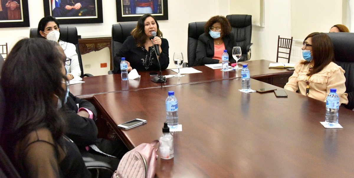  imagen La actividad, organizada por la Direcci&oacute;n de Recursos Humanos, a trav&eacute;s del Departamento de Evaluaci&oacute;n del Desempe&ntilde;o y Capacitaci&oacute;n Administrativa, cont&oacute; como panelistas con Karina Corval&aacute;n, t&eacute;cnico de la Direcci&oacute;n de Equidad de G&eacute;nero y Desarrollo; Bethania Leger, t&eacute;cnica docente nacional de la Direcci&oacute;n de Orientaci&oacute;n y Psicolog&iacute;a, y Luis Berg&eacute;s, psic&oacute;logo cl&iacute;nico y terapeuta familiar, quien expuso de forma virtual.
&nbsp; 