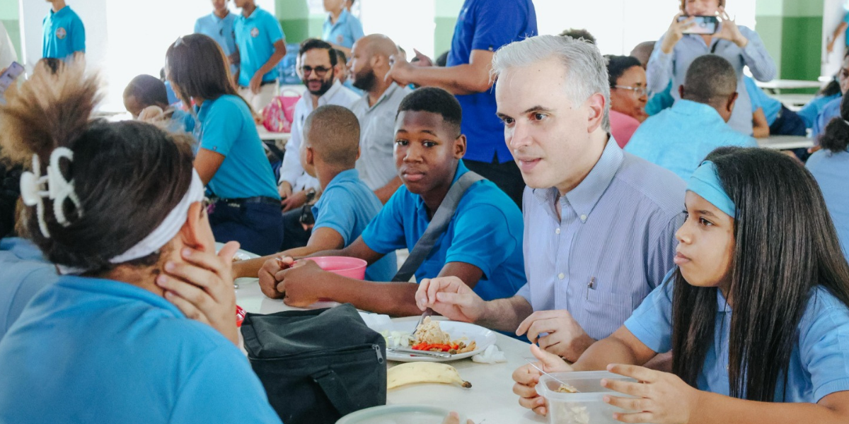  imagen Ministro De Camps almorzando con los estudiantes&nbsp; 