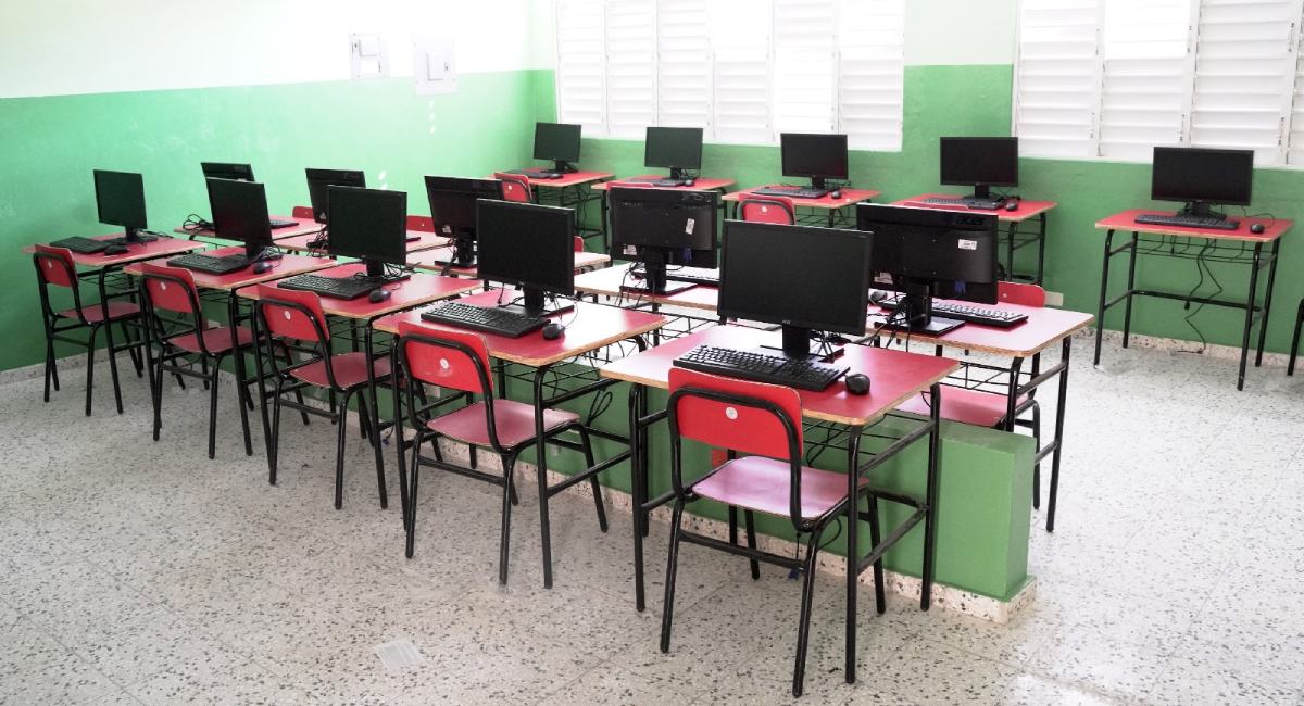  imagen Presidente Luis Abinader inaugurando escuela junto al ministro de Educaci&oacute;n, &Aacute;ngel Hern&aacute;ndez, Deligne Ascensi&oacute;n, ministro de Obras p&uacute;blicas y otras autoridades gubernamentales. 