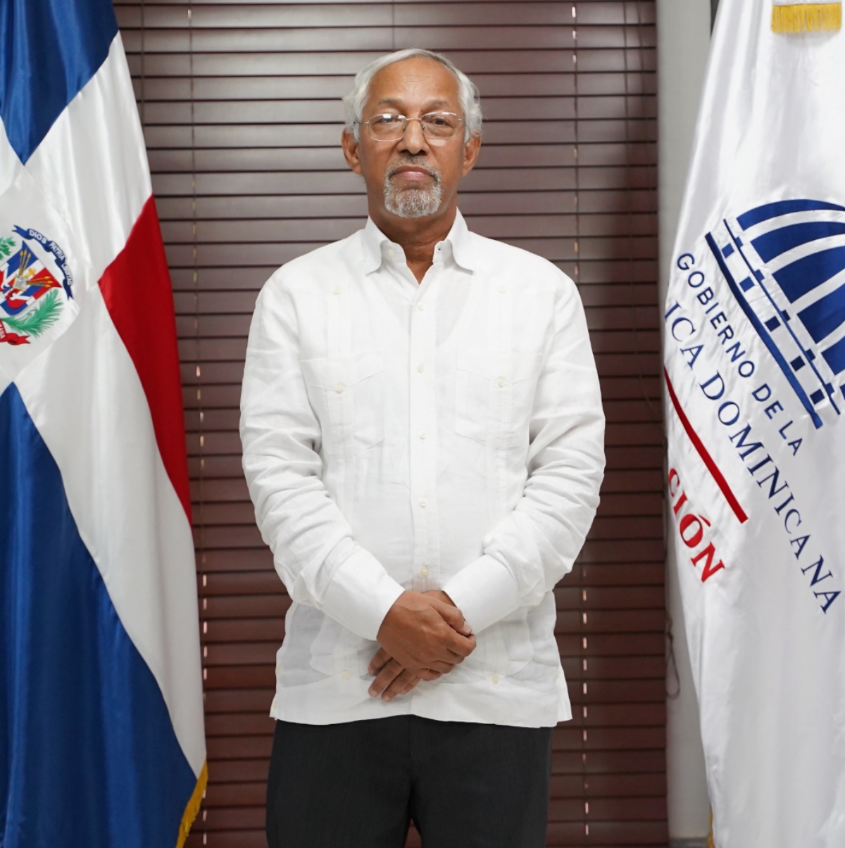  imagen &Aacute;ngel Hern&aacute;ndez, Ministro de Educaci&oacute;n de la Rep&uacute;blica Dominicana, de pie ante las c&aacute;maras.
&nbsp; 