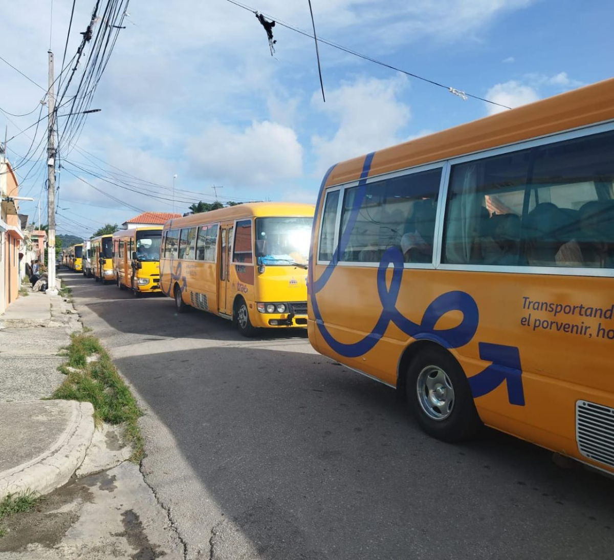 imagen Trae llega a Hato Mayor. Autobuses que ofrecer&aacute;n servicio para transportar desde y hacia las escuelas a los estudiantes de la provincia. 