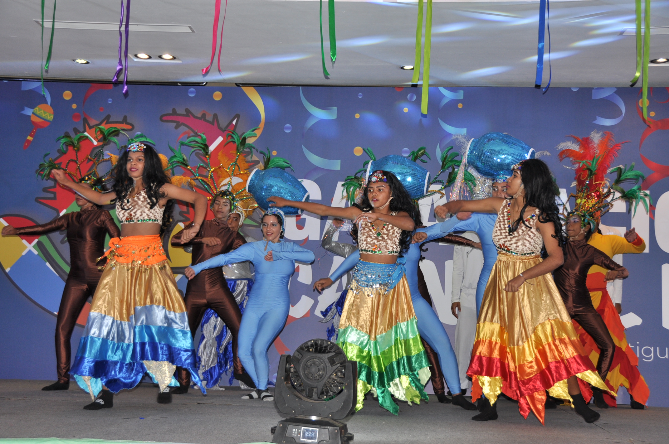  imagen Participaci&oacute;n de comparsas representativas de las 18 regionales educativas del pa&iacute;s; el Ministerio de Educaci&oacute;n celebr&oacute; con &eacute;xito su Gala Nacional del Carnaval Escolar. 