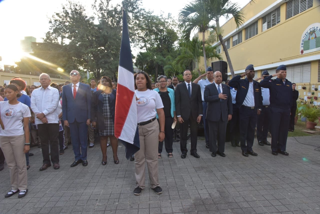  imagen Ministro Pe&ntilde;a Mirabal visita centro educativo junto a la directora del distrito educativo 07. 