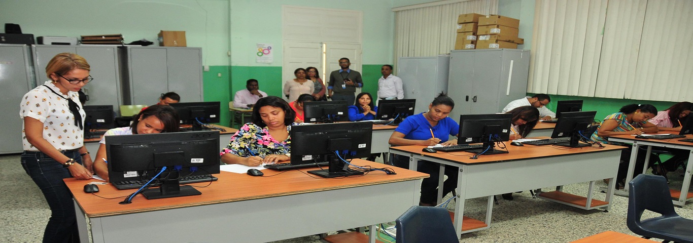  imagen Postulantes tomando la prueba 