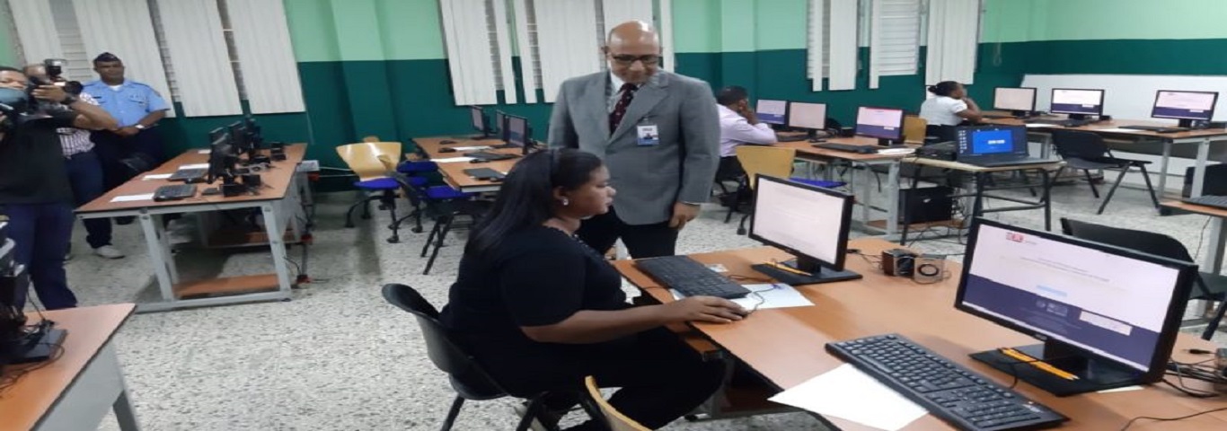  imagen Postulantes tomando la prueba 