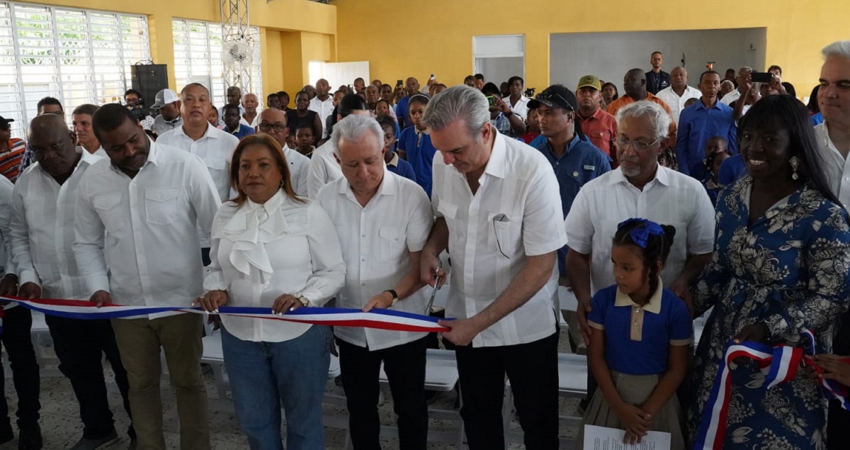  imagen presidente Luis Abinader y el ministro de Educaci&oacute;n &Aacute;ngel Hern&aacute;ndez en cortes de cintas&nbsp; 