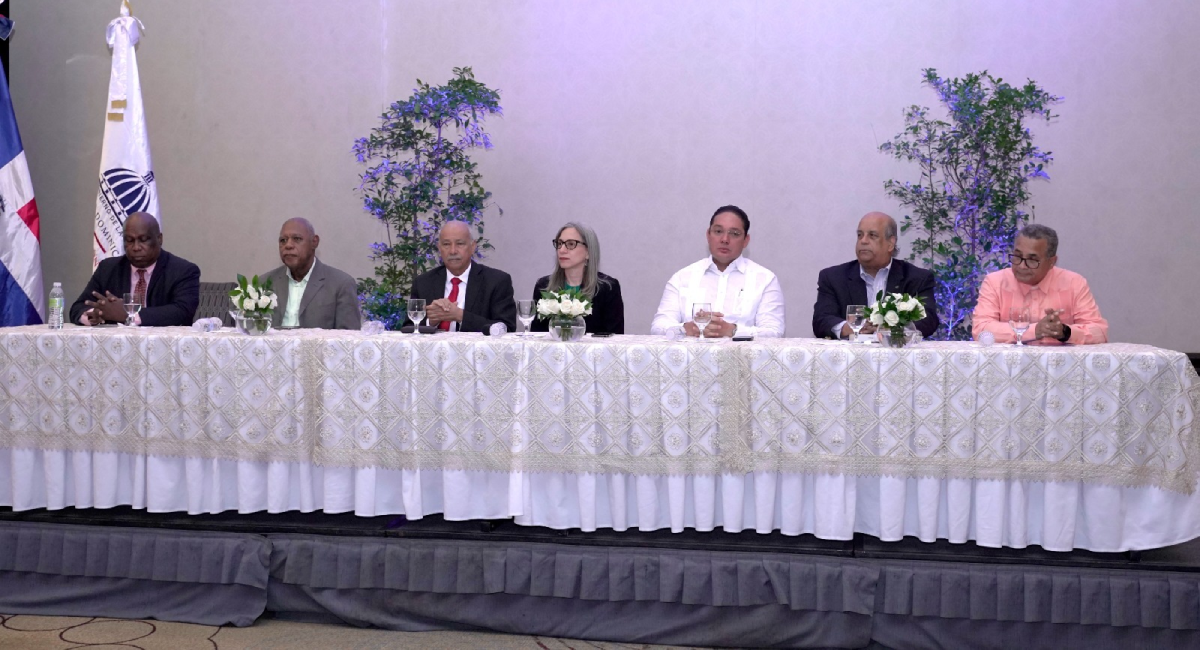  imagen Viceministra de Asuntos T&eacute;cnicos y Pedag&oacute;gicos, Ancell Scheker junto a otras autoridades gubernamentales.&nbsp; 