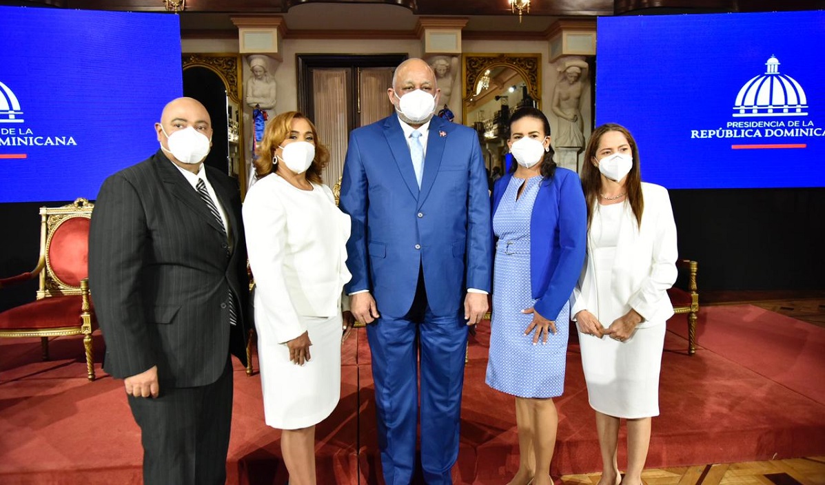  imagen Luis Santos Lora, Director General de Cultura del Ministerio de Educaci&oacute;n; miembros del Consejo Nacional de Educaci&oacute;n, viceministros y funcionarios del Ministerio de Educaci&oacute;n, directores Regionales, Distritales y Departamentales del Ministerio de Educaci&oacute;n. 