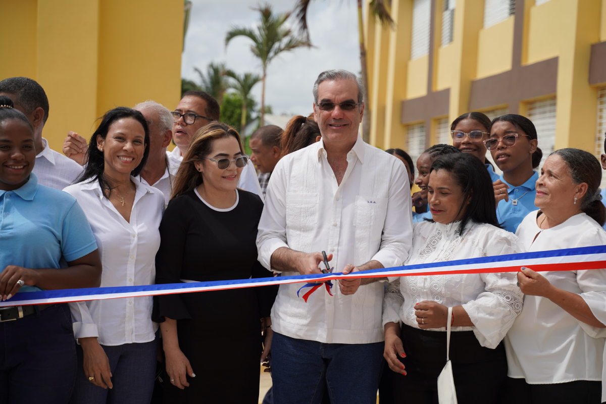  imagen Presidente Luis Abinader corta la cinta para inaugurar centro estudiantil 