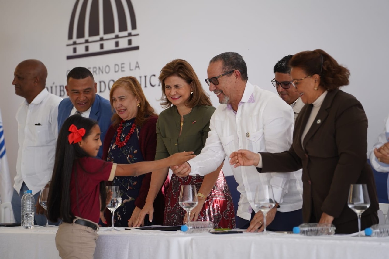  imagen Vicepresidenta de la Rep&uacute;blica corta cinta sostenida por grupo de infantes durante el acto. A su lado autoridades de la mesa de honor, entre ellos el Sr. Oscar Amarg&oacute;s. 