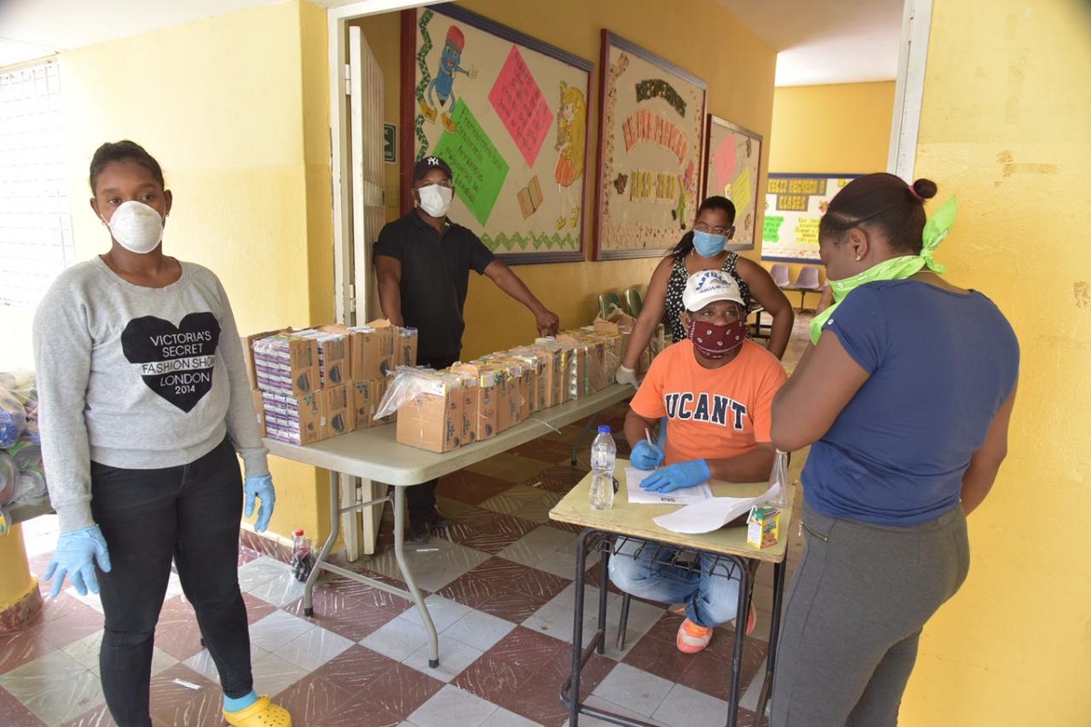  imagen Miembros de la Asociaci&oacute;n de Padres, Madres y Amigos de la Escuela (APMAE) 