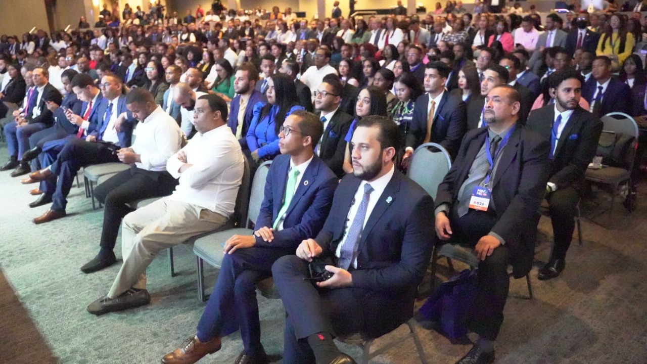  imagen Autoridades representantes del Programa de Liderazgo del Minerd, aplauden durante acto. 